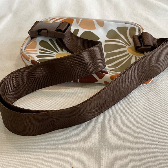 Bangs Shoes Floral Crossbody Fanny/Sling Pack Bag - used. - Picture 6 of 7